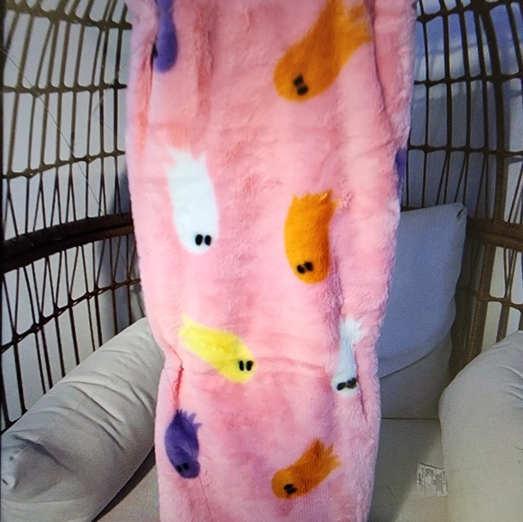 NWT Adorable TikTok Viral Pink Blanket 💗 with colorful 👻 ghost. - Picture 4 of 4